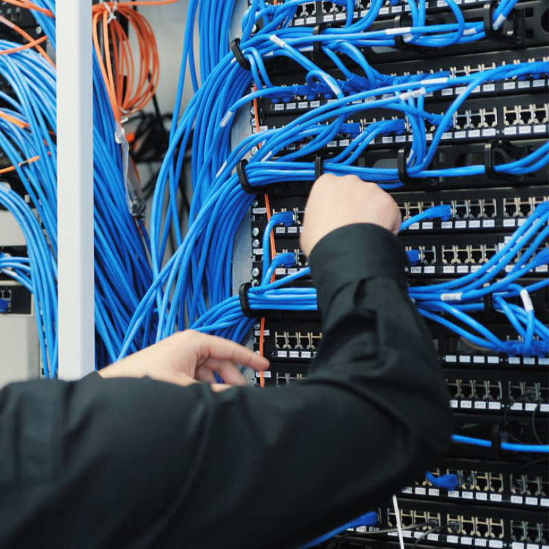 Armadio rack con pannelli di permutazione di una rete dati