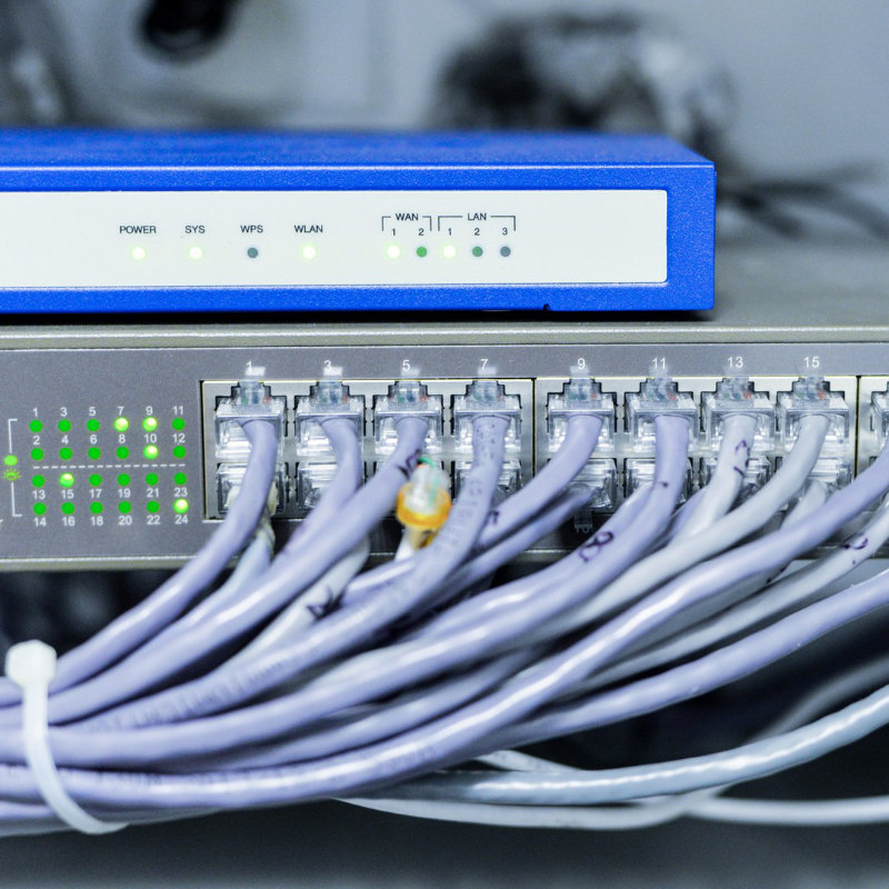 Cablaggio ordinato ed etichettato in armadio di rete