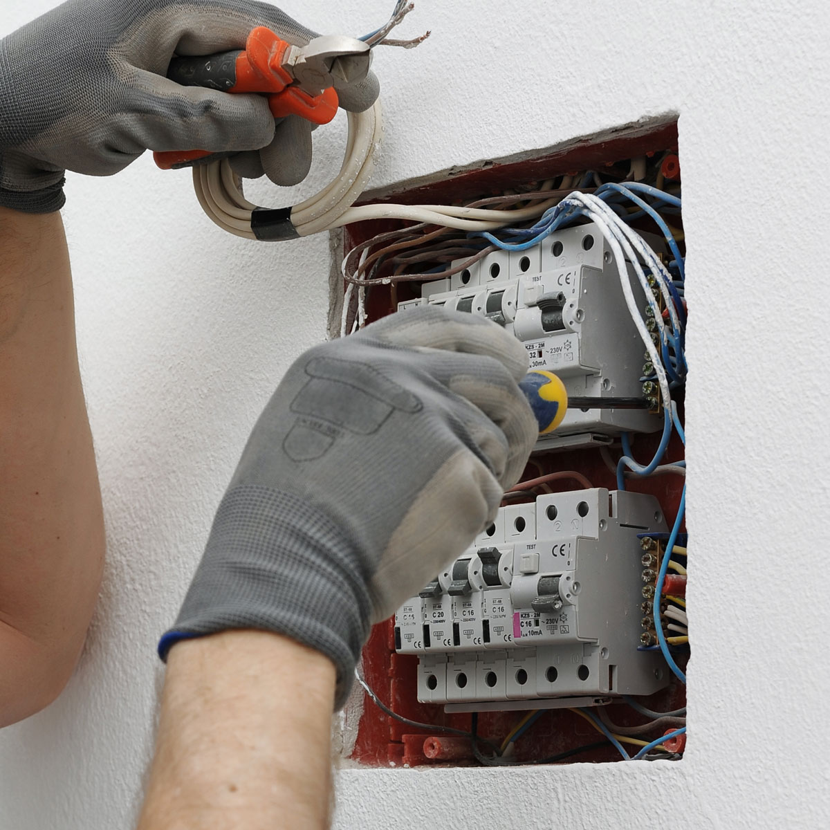 Intervento di manutenzione su un quadro elettrico nel Bresciano