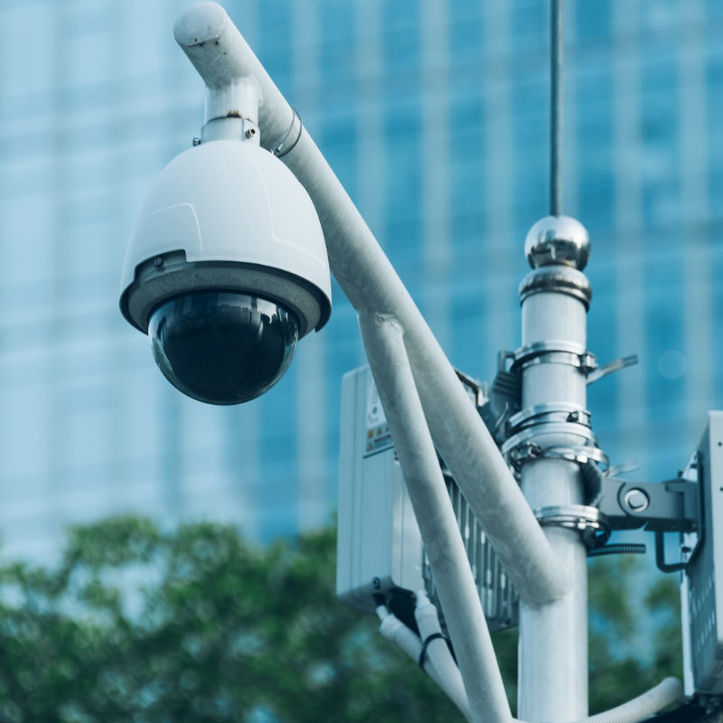 Centrale di allarme e telecamera di videosorveglianza in un'abitazione in Valsabbia