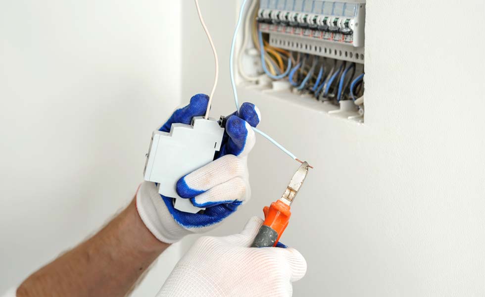 Tecnico Elettro GS Service al lavoro su un impianto elettrico